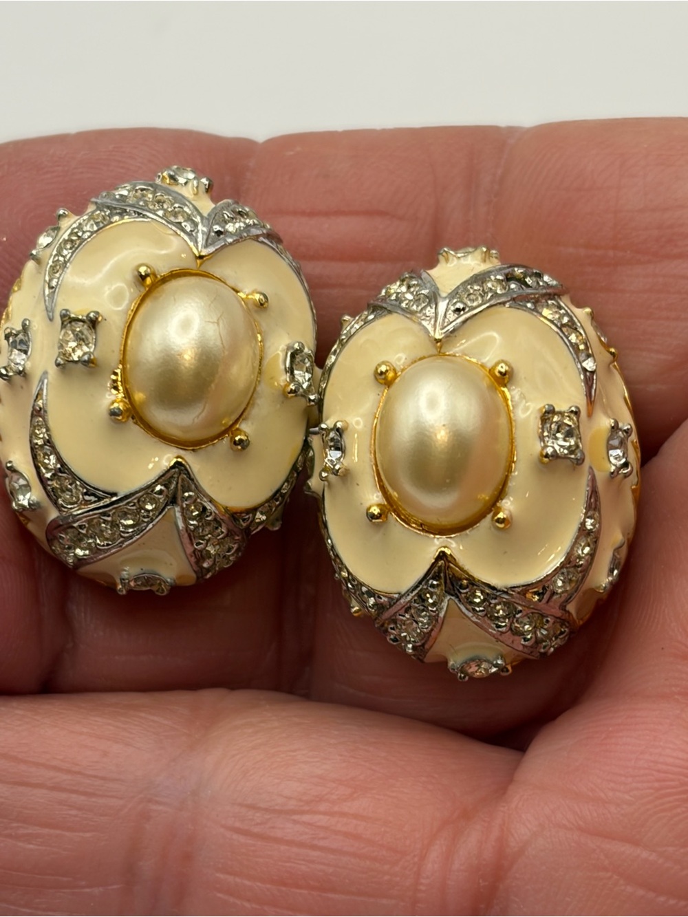 Vintage Kenneth J Lane KJL ivory enamel faux pearl rhinestone shell clip earring